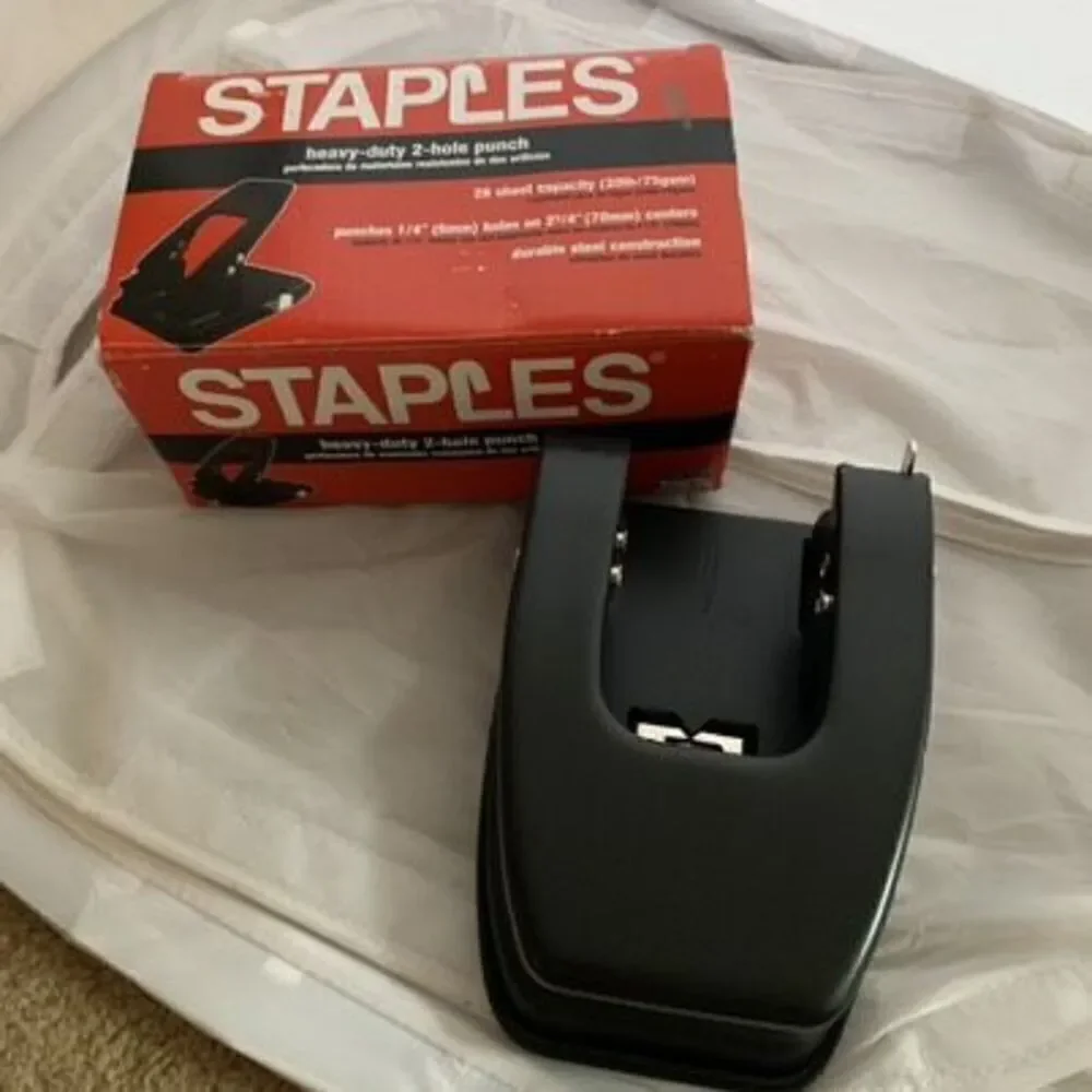 Staples Heavy Duty 2-Hole Punch